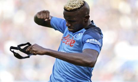 Penyerang Napoli, Victor Osimhen, saat berselebrasi setelah mencetak gol.