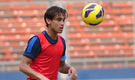 Pemain naturalisasi asal Belanda Tonnie Cussel mengikuti sesi latihan Timnas yang dipersiapkan dalam kejuaraan AFF Suzuki Cup 2012, di Stadion Gelora Bung Karno, Jakarta, Kamis (8/11).