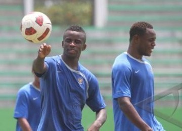 Pemain naturalisasi, Greg Nwokolo (kiri) dan Victor Igbonefo, mengikuti training camp (TC) timnas di Stadion Manahan, Solo, Selasa (1/11).