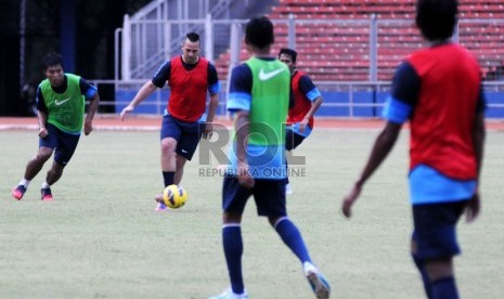   Pemain naturalisasi Indonesia asal Belanda Johnny Rudolf van Beukering (kedua kiri) mengikutimengikuti mengikuti pemusatan latihan timnas di Stadion Utama Gelora Bung Karno, Jakarta, Kamis (8/11). (Republika/Aditya Pradana Putra)