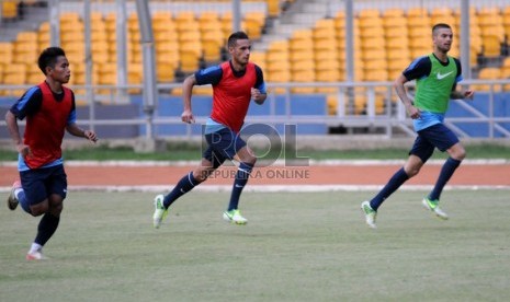   Pemain naturalisasi Indonesia asal Belanda Raphael Guilermo Maitimo (tengah) mengikuti pemusatan latihan timnas di Stadion Utama Gelora Bung Karno, Jakarta, Kamis (8/11). (Republika/Aditya Pradana Putra)