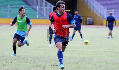   Pemain naturalisasi Indonesia asal Belanda Tonnie Harry Cusell (tengah) mengikuti mengikuti pemusatan latihan timnas di Stadion Utama Gelora Bung Karno, Jakarta, Kamis (8/11). (Republika/Aditya Pradana Putra)