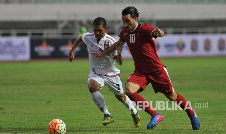 Pemain naturalisasi timnas Indonesia U-22 Ezra Walian melakukan pertandingan perdananya saat laga persahabatan melawan Myanmar di Stadion Pakansari, Cibinong, Bogor, Selasa (21/3). 