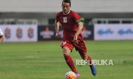 Pemain naturalisasi timnas Indonesia U-22 Ezra Walian saat laga persahabatan melawan Myanmar di Stadion Pakansari, Cibinong, Bogor, Selasa (21/3). 