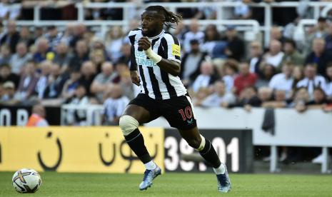 Pemain Newcastle Allan Saint-Maximin mengontrol bola selama pertandingan sepak bola Liga Inggris antara Newcastle United dan Manchester City di St James Park di Newcastle, Inggris, Ahad, 21 Agustus 2022. 