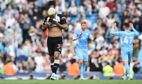 Pemain Newcastle, Bruno Guimaraes (kiri), tampak kecewa setelah timnya dijebol oleh tuan rumah Manchester City pada lanjutan Liga Primer Inggris 2021/2022, Senin (9/5/2022).