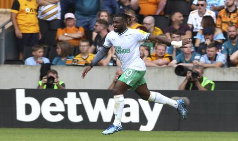 Pemain Newcastle United Allan Saint-Maximin mencetak gol pertama timnya dalam pertandingan Liga Inggris antara Wolverhampton Wanderers dan Newcastle United di Stadion Molineux, Wolverhampton, Inggris, Ahad, 28 Agustus 2022. 