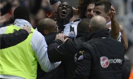 Pemain Newcastle United asal Prancis, Moussa Sissoko (tengah), merayakan golnya saat menghadapi Chelsea di Liga Primer Inggris di Newcastle pada awal Februari. 