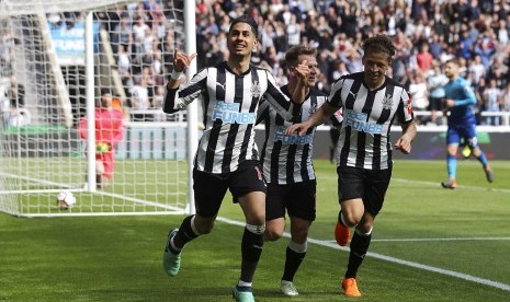 Pemain Newcastle United Ayoze Perez merayakan golnya ke gawang Arsenal.