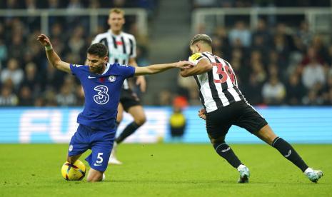 Pemain Newcastle United Bruno Guimaraes (kanan) berduel bola dengan playmaker Chelsea Jorginho dalam pertandingan Liga Primer Inggris di St James Park, Newcastle, Ahad (13/11) dini hari WIB. 