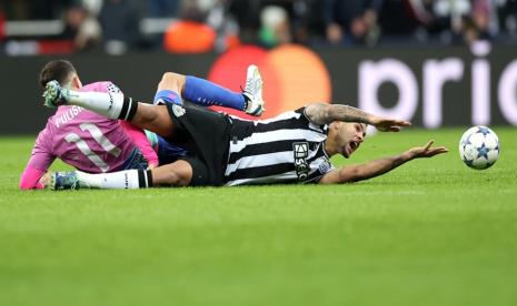 Pemain Newcastle United Bruno Guimaraes (kanan) berebut bola dengan pemain AC Milan Christian Pulisic dalam pertandingan Liga Champions.