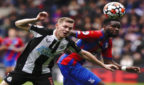 Pemain Newcastle United Emil Krafth (kiri) berebut bola dengan pemain Crystal Palace Odsonne Edouard.