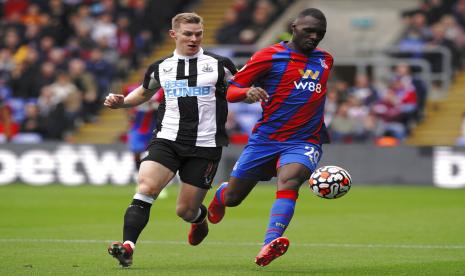 Pemain Newcastle United Emil Krath (kiri) menempel penyerang Crystal Palace Christian Benteke. Newcastle menahan imbang palace 1-1. 