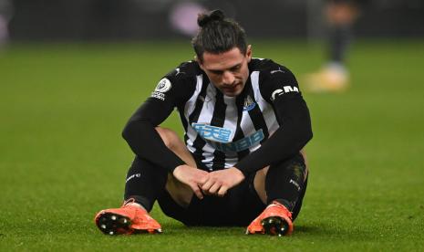 Pemain Newcastle United Fabian Schar terduduk lesu setelah timnya dikalahkan Leeds United 1-2 di Liga Primer Inggris.