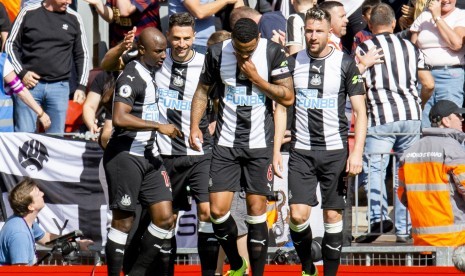 Pemain Newcastle United, Jetro Willems (kiri), melakukan selebrasi usai menjebol gawang Liverpool dalam laga Liga Primer Inggris di Stadion Anfield, Liverpool, Sabtu (14/9).