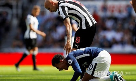 Pemain Newcastle United Jonjo Shelvey tertangkap kamera menginjak gelandang serang Tottenham Dele Alli pada pertandingan Liga Primer Inggris di St James Park, Ahad (13/8).