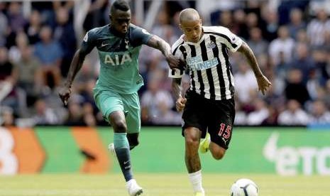 Pemain Newcastle United, Kennedy (kanan) dan pemain Spurs Davinson Sanchez berlari mengejar bola di pertandingan Liga Primer Inggris, yang berlangsung di St James' Park, Newcastle, Sabtu (11/8)