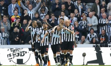 Pemain Newcastle United Matt Richie (tengah) merayakan golnya ke 