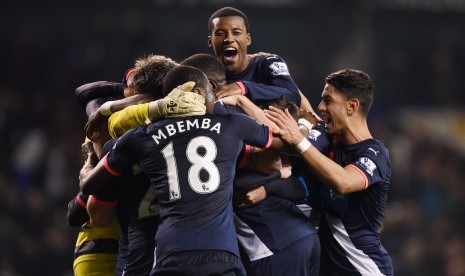 Pemain Newcastle United melakukan selebrasi setelah mengalahkan Tottenham Hotspur 2-1 di Stadion White Hart Lane, Senin (14/12) dini hari WIB