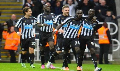 Pemain Newcastle United, Papiss Cisse (kanan), melakukan selebrasi usai menjebol gawang Chelsea dalam laga Liga Primer Inggris di Stadion St James Park, Newcastle, Sabtu (6/12). 