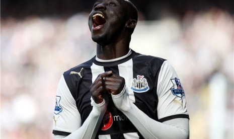 Pemain Newcastle United, Papiss Cisse, meluapkan emosinya usai mencetak gol ke gawang Stoke City di laga Liga Primer Inggris di Arena Sports Direct, Newcastle, Sabtu (21/4) 