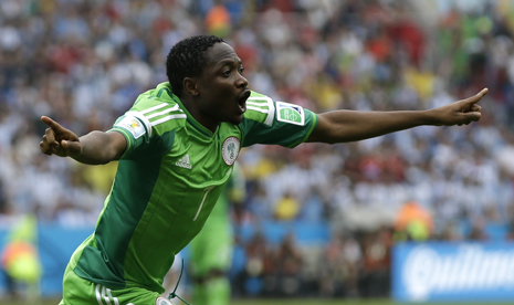 Pemain Nigeria Ahmed Musa merayakan gol ke gawang Argentina.