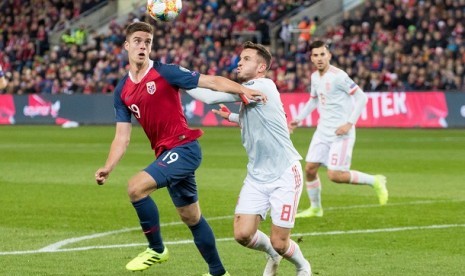 Pemain Norwegia Markus Henriksen (kiri) berebut bola dengan pemain Spanyol Saul Niguez (kanan) dalam pertandingan Grup F Kualifikasi Piala Eropa di Oslo, Ahad (13/10) dini hari WIB