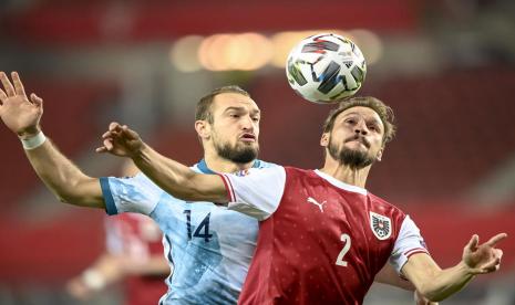 Pemain Norwegia, Veton Berisha (kiri), berebut bola dengan pemain Austria, Andreas Ulmer, dalam pertandingan UEFA Nations League.