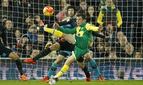 Pemain Norwich Jonathan Howson menendang bola saat melawan Arsenal, Ahad (30/11) waktu setempat. 