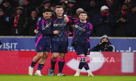 Pemain Nottingham Forest Chris Wood merayakan gol ke gawang Wolverhampton Wanderers dalam pertandingan Liga Primer Inggris di Stadion Molineux, Wolverhampton, Inggris, Selasa, 7 Januari 2025 WIB. (Mike Egerton/PA via AP)