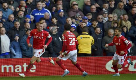 Pemain Nottingham Forest Joe Worrall (kiri) berselebrasi setelah mencetak gol ketiga timnya ke gawang Leicester City pada pertandingan Piala FA di City Ground, Nottingham, Ahad (6/2/2022). Nottingham menyingkirkan Leicester dengan kemenangan 4-1. 