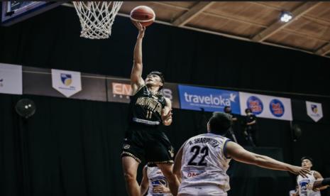 Pemain NSH Mountain Gold Timika Andre Rorimpandey memasukkan bola saat menghadapi Prawira Bandung di IBL 2021.