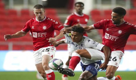  Pemain Ollie Watkins Aston Villa (tengah) berduel bola dengan para pemain Bristol City dalam pertandingan Piala Liga Inggris (Piala Carabao) di Ashton Gate, Bristol, Jumat (25/9) dini hari WIB.