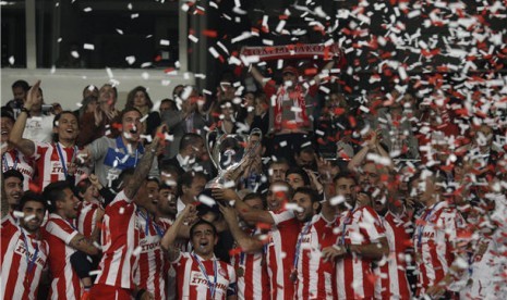 Pemain Olympiakos melakukan selebrasi usai memenangkan Piala Yunani. 