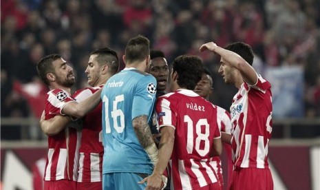  Pemain Olympiakos Piraues merayakan kemenangan mereka 2-0 atas Manchester United di leg pertama babak 16 besar Liga Champions di Stadion Karaiskaki, Athena, Yunani, Selasa (25/2). 