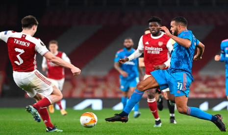 Pemain Olympiakos Youssef El-Arabi (kanan) beraksi melawan Kieran Tierney (kiri) dari Arsenal pada babak 16 besar Liga Europa UEFA di London.