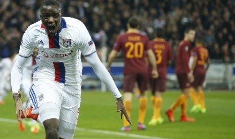 Pemain Olympique Lyonaisse, Mouctar Diakhaby merayakan gol ke gawang AS Roma pada laga Liga Europa, 9 Maret 2016.