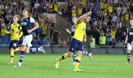 Pemain Oxford United, James Henry (tengah), melakukan selebrasi usai menjebol gawang Millwall lewat titik penalti dalam babak kedua Piala Liga Inggris (Carabao Cup) di Stadium Kassam, Oxford, Rabu (28/8).