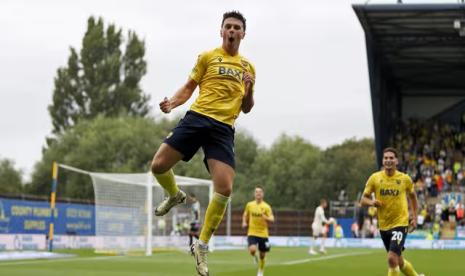 Pemain Oxford United Mark Harris merayakan golnya ke gawang Norwich City dalam pertandingan Divisi Championship musim 2024/2025. 