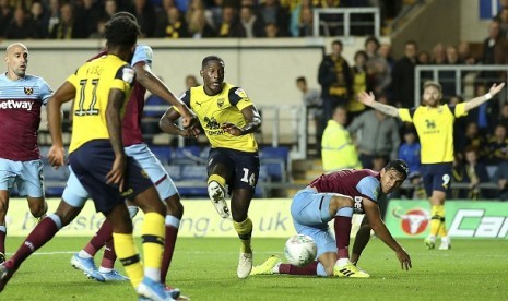  Pemain Oxford United Shadon Baptiste (tengah) mencetak gol ke gawang West Ham United dalam ajang Piala Liga di Stadion Kassam, Rabu (26/9).