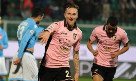 Pemain Palermo Luca Rigoni (tengah) merayakan golnya ke gawang Napoli dalam lanjutan Liga Italia Serie A, Ahad (15/2) WIB.