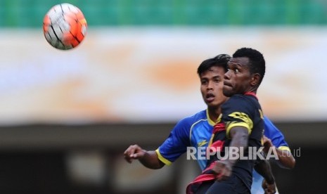 Pemain Papua, Yan Pieter mencoba menahan bola dalam laga di Stadion Patriot Candrabhaga, Bekasi, Jawa Barat, pekan lalu. Pada hari ini, Papua menantang tuan rumah Jawa Barat di babak semifinal PON XIX. 