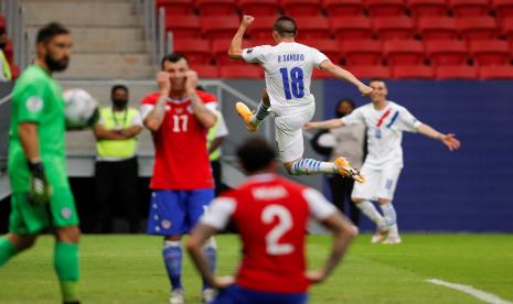 Pemain Paraguay Braian Samudio (nomor punggung 18) melakukan selebrasi usai mencetak gol ke gawang Cile pada lanjutan Copa America 2021, Jumat (25/6).