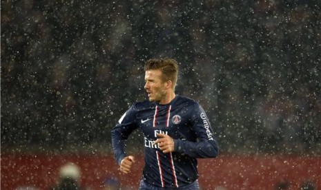  Pemain Paris Saint-Germain, David Beckham, berlari dalam debutnya bersama Paris Saint-Germain saat menghadapi Olympic Marseille di laga Ligue 1 Prancis di Parc des Princes, Paris, Ahad (24/2). 