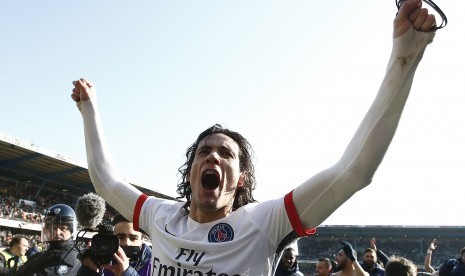 Pemain Paris Saint Germain, Edinson Cavani, melakukan selebrasi bersama rekan setimnya usai menggasak Estac Troyes 9-0 untuk memastikan gelar juara Ligue 1 Prancis di Stadion Aube, Troyes, Prancis, Ahad (13/3). 