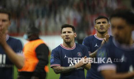 Pemain Paris Saint Germain Lionel Messi (tengah) setelah pertandingan sepak bola Ligue 1 Prancis antara Stade Reims dan Paris Saint-Germain (PSG) di Stade Auguste-Delaune II di Reims, Prancis.