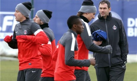 Pemain Paris Saint-Germain menggelar latihan jelang laga lawan Valencia di leg kedua babak 16 besar Liga Champions di Des Loges, Paris, Selasa (5/3). 