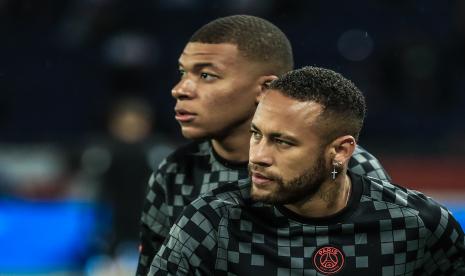 Pemain Paris Saint Germain Neymar Jr (kanan) dan Kylian Mbappe (kiri) saat melakukan pemanasan sebelum pertandingan.