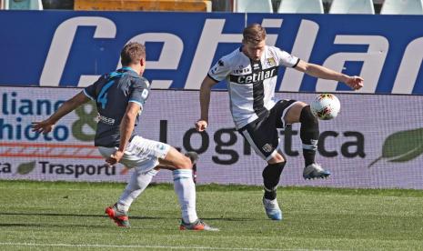 Pemain Parma Riccardo Gagliolo (kanan) berusaha melewati pemain SPAL Thiago Cionek dalam pertandingan Liga Italia di Stadion Ennio Tardini, Parma, Ahad (8/3). 