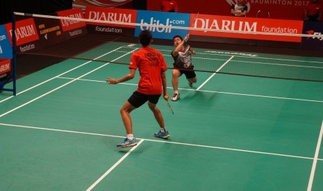 Pemain PB Djarum, M Bayu Pangisthu (baju merah) saat melawan wakil Sports Affairs, Fikri Ihsandi Hadmadi di turnamen Djarum Superliga Badminton 2017 di GOR DBL Arena Surabaya, Ahad (19/2).